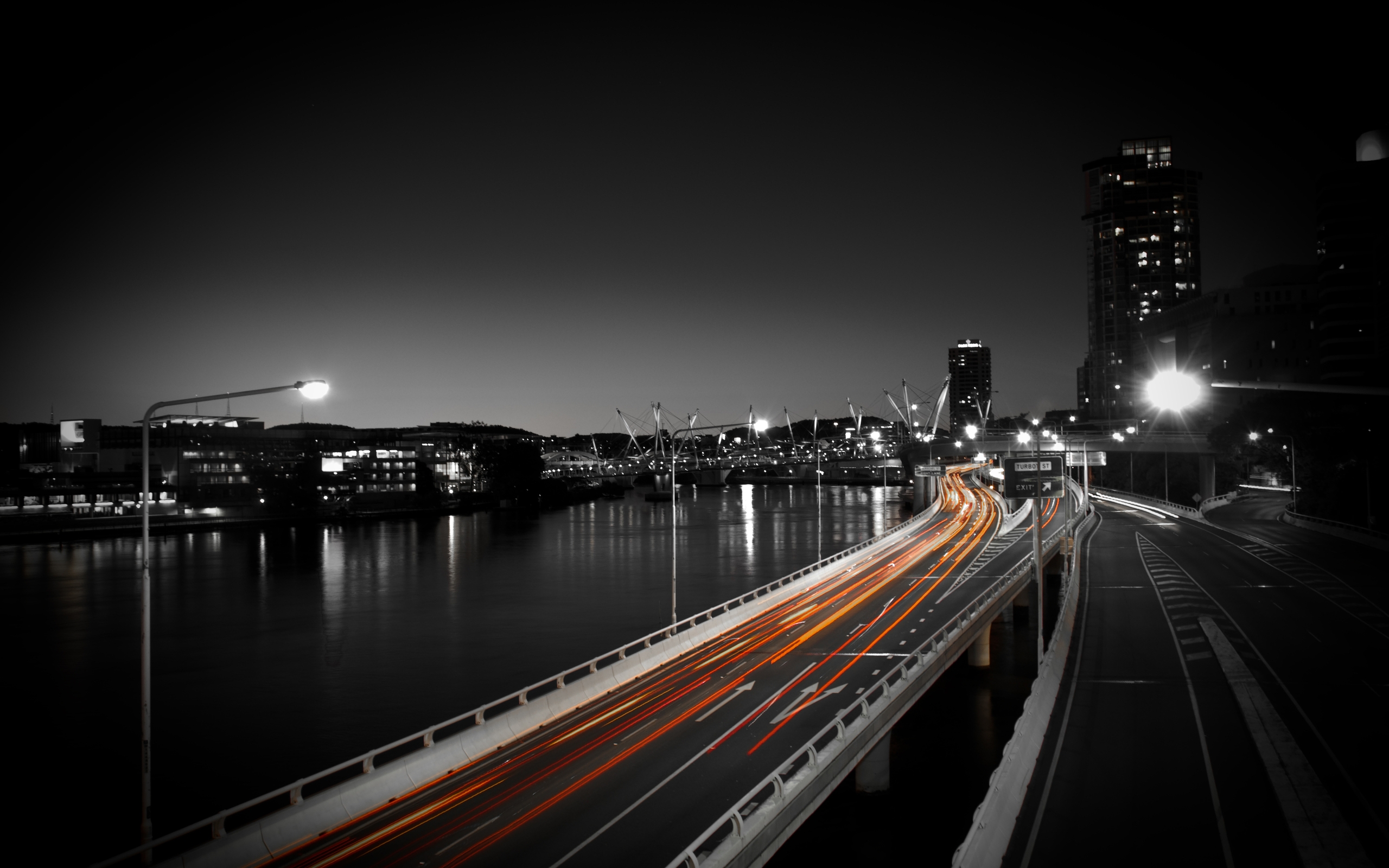 دانلود عکس استوک خیابان (پل) در شب با خطوط سرعت