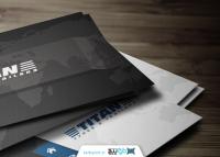 دانلود موکاپ کارت ویزیت مشکی سفید با بک گراند چوبی