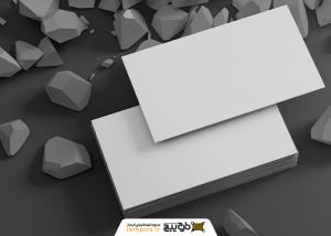 دانلود موکاپ کارت ویزیت دوتایی روی اجسام افتاده روی زمین