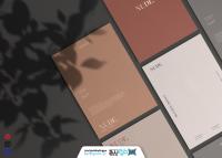 دانلود موکاپ تراکت با زمینه تیره (طرح رنگ‌های مینیمال)