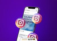 دانلود موکاپ اینستاگرام گوشی هوشمند با آیکون سه‌بعدی شناور در پس‌زمینه بنفش