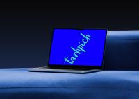 دانلود موکاپ لپ‌تاپ روی کاناپه آبی در فضای تاریک