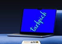 دانلود موکاپ لپ‌تاپ روی کاناپه آبی در فضای تاریک