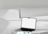 دانلود موکاپ لپتاپ نقره ای روی میز