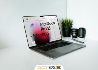 دانلود موکاپ مک بوک پرو روی میز چوبی