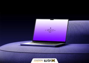 دانلود موکاپ لپتاپ روی مبل بنفش