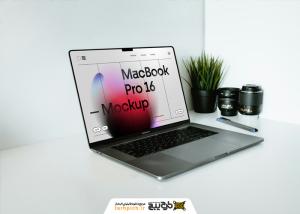دانلود موکاپ مک بوک پرو روی میز چوبی