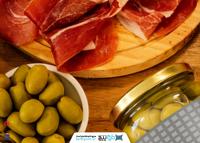 دانلود موکاپ زیتون شیشه بزرگ شفاف روی میز چوبی