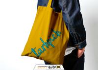 دانلود موکاپ کیف و ساک خرید پارچه‌ای در دست فرد از نمای نزدیک