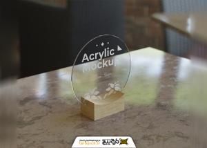 دانلود موکاپ تندیس اکریلیک شفاف با پایه چوبی