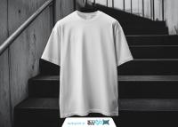 دانلود موکاپ تیشرت سفید ساده روی پله