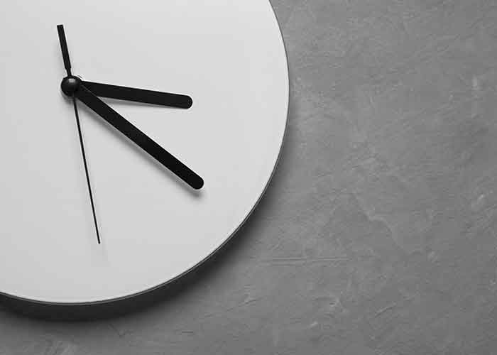 دانلود موکاپ ساعت دیواری مینیمال با طرح برگ