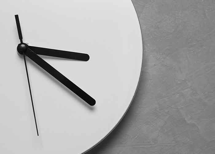 دانلود موکاپ ساعت دیواری مینیمال با طرح برگ
