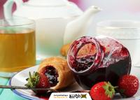 دانلود تصویر استوک چای کنار مربا توت فرنگی