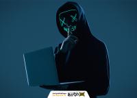 دانلود تصویر استوک تکنولوژی از هکر مرد با لپ تاپ