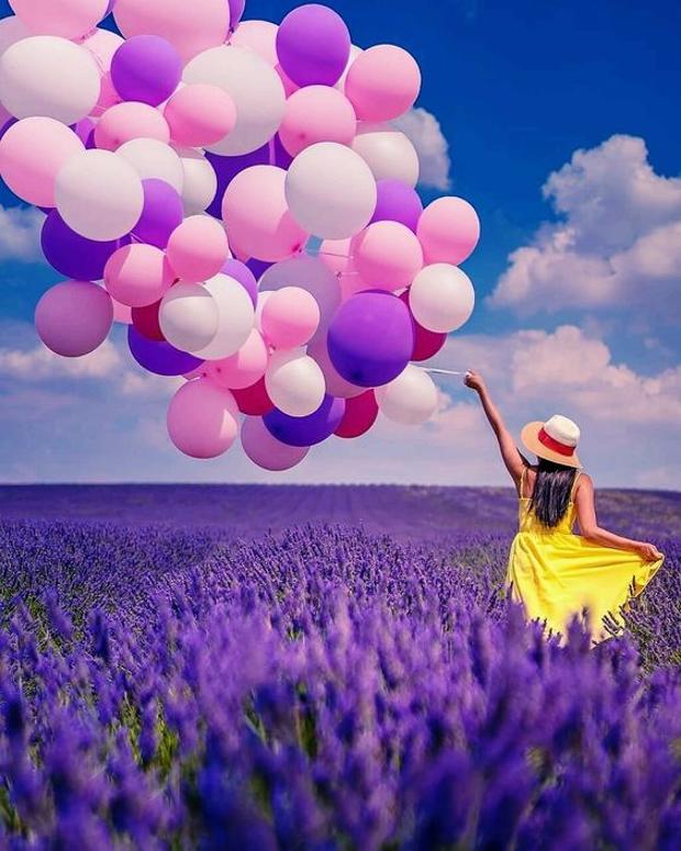 دانلود تصویر استوک بک‌گراند دختر با دسته بادکنک بزرگ