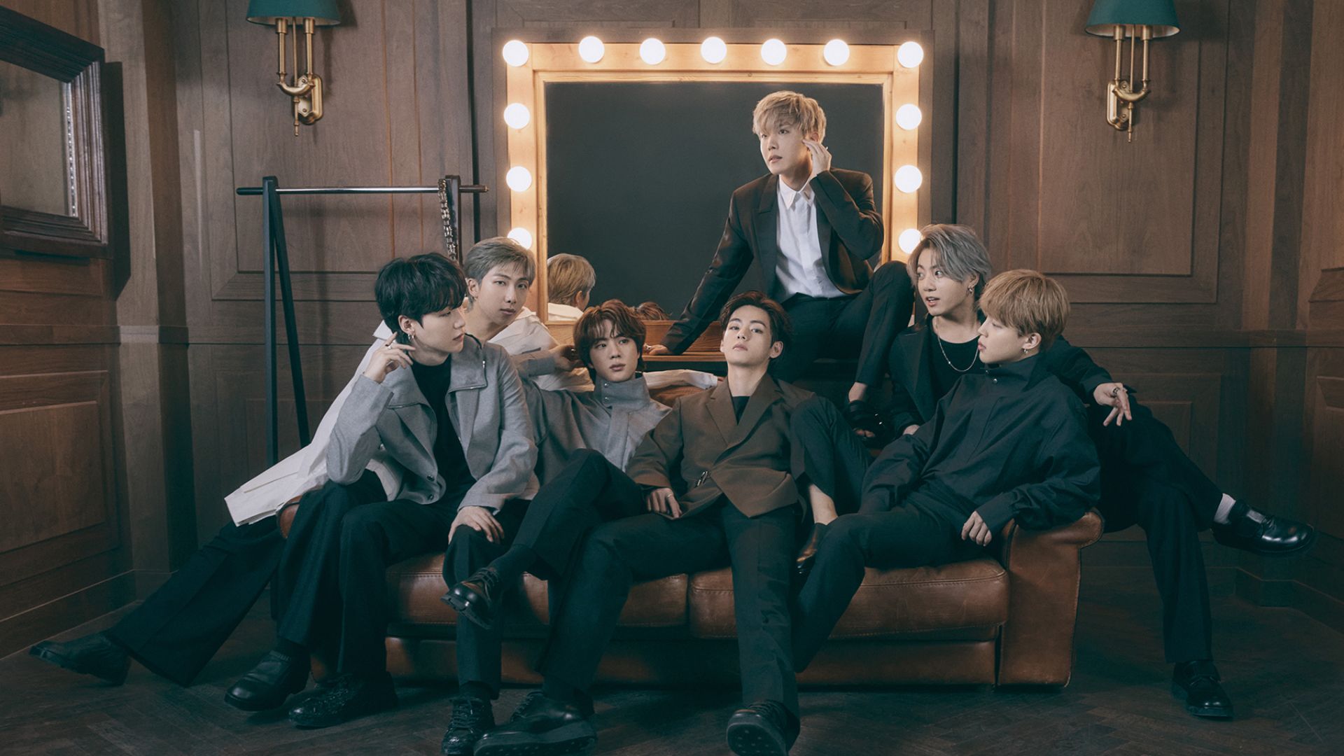 دانلود تصویر استوک خوانندگان گروه bts با لباس های رسمی