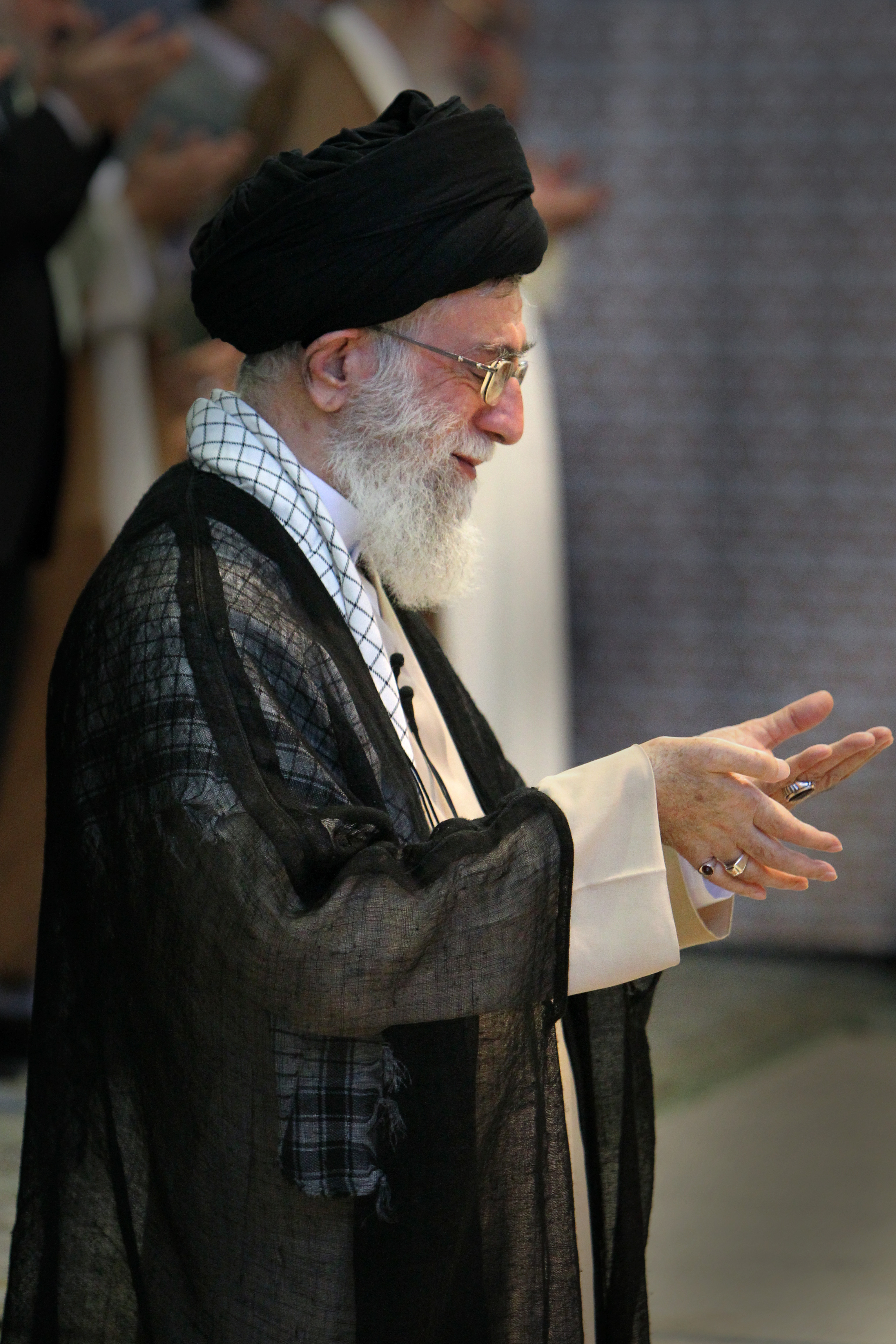 دانلود عکس آیت الله خامنه ای در حالت دعای دست نماز