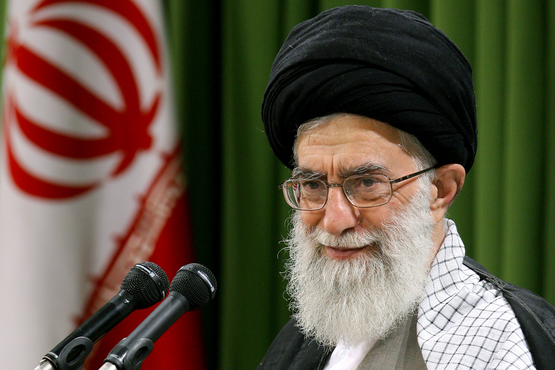 دانلود عکس آیت الله خامنه ای با بک گراند پرچم ایران
