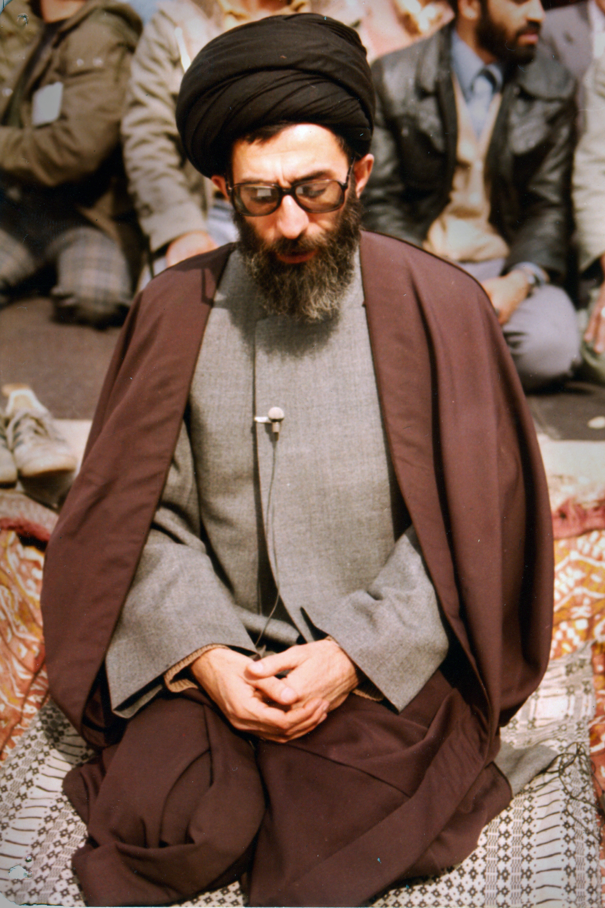 دانلود عکس آیت الله خامنه ای در اوایل انقلاب در حال نماز خواندن