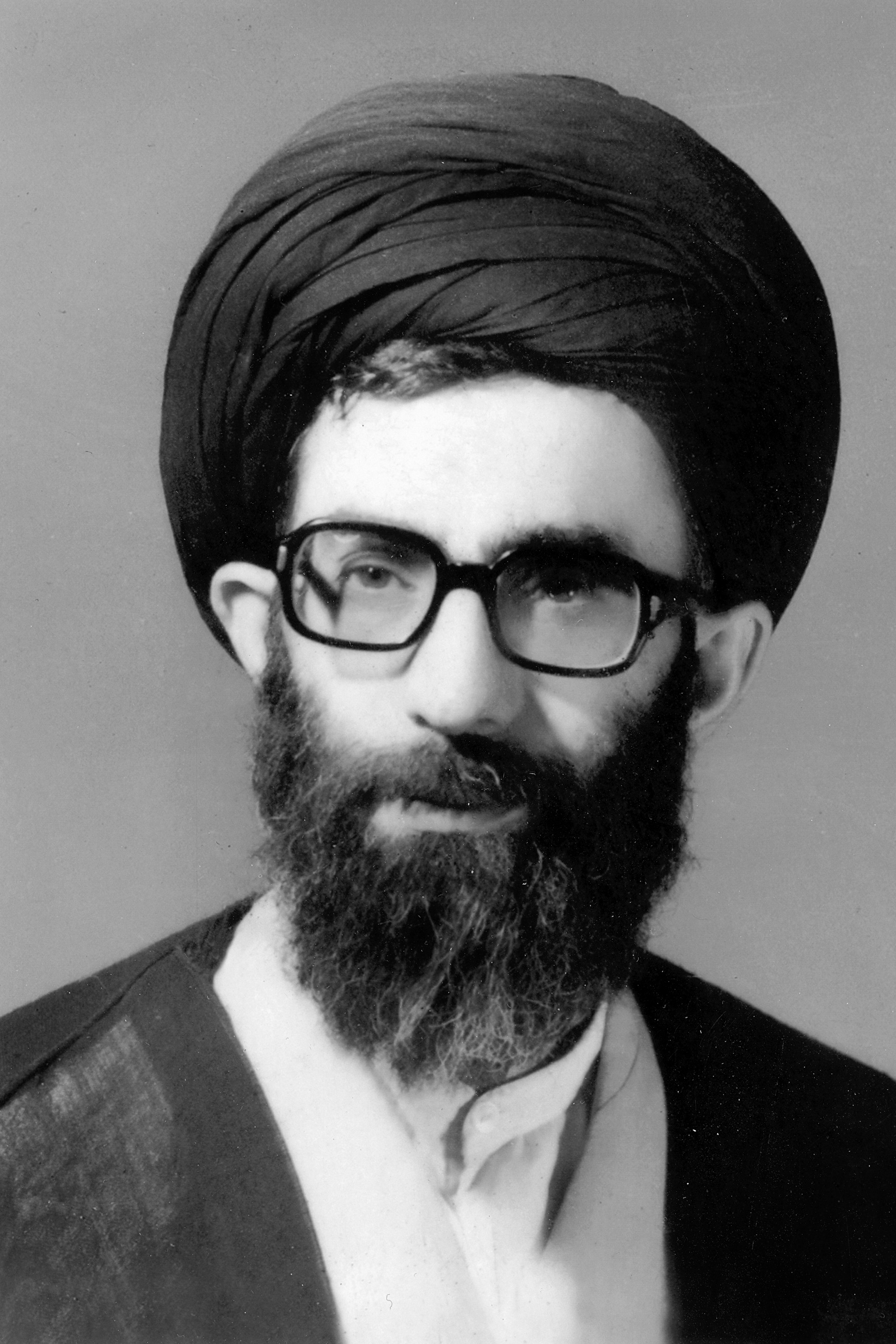 دانلود عکس پرتره جوانی آیت الله خامنه ای