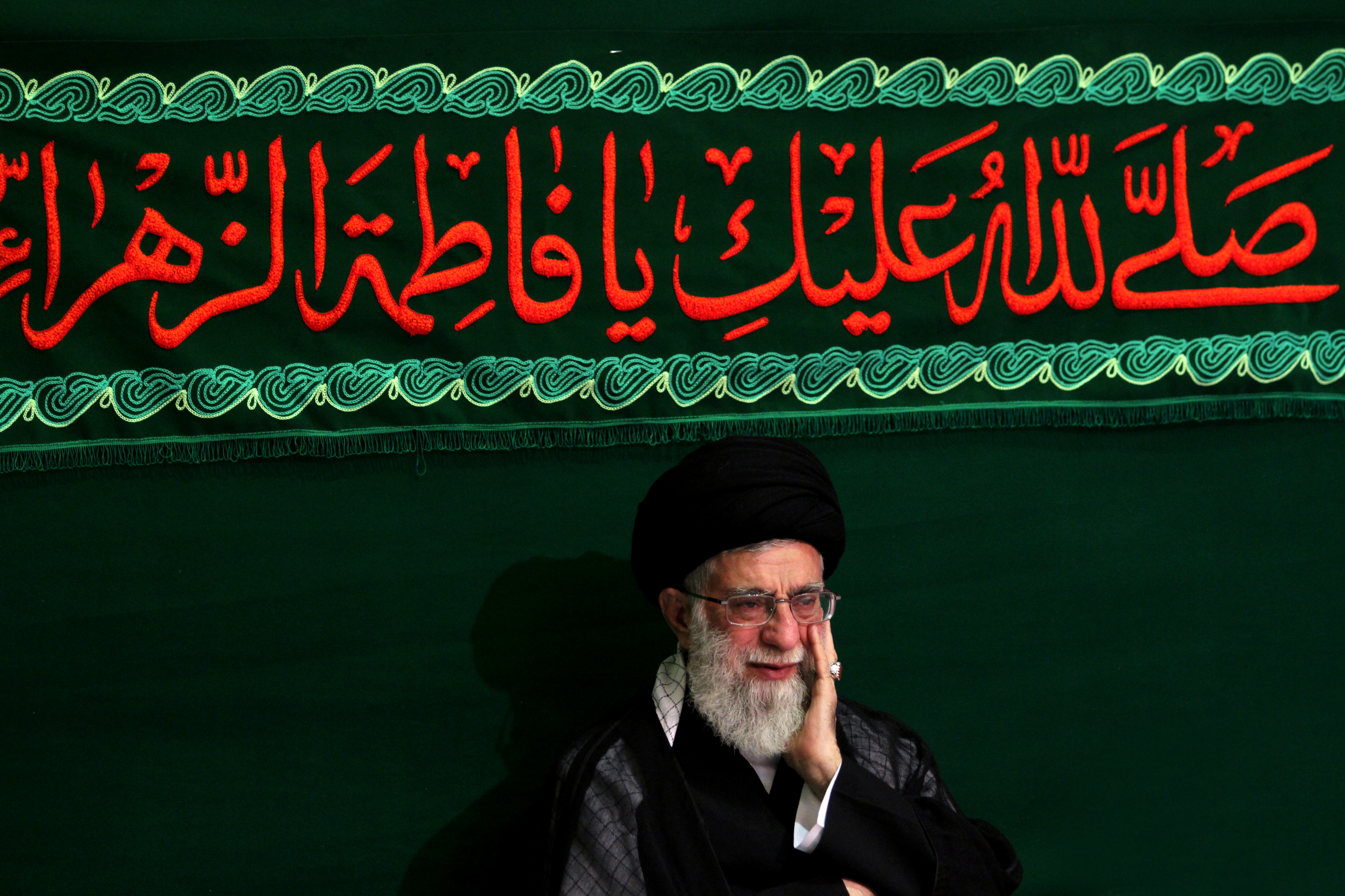 دانلود عکس شهید امام خامنه ای در حالت گریه در حسینیه