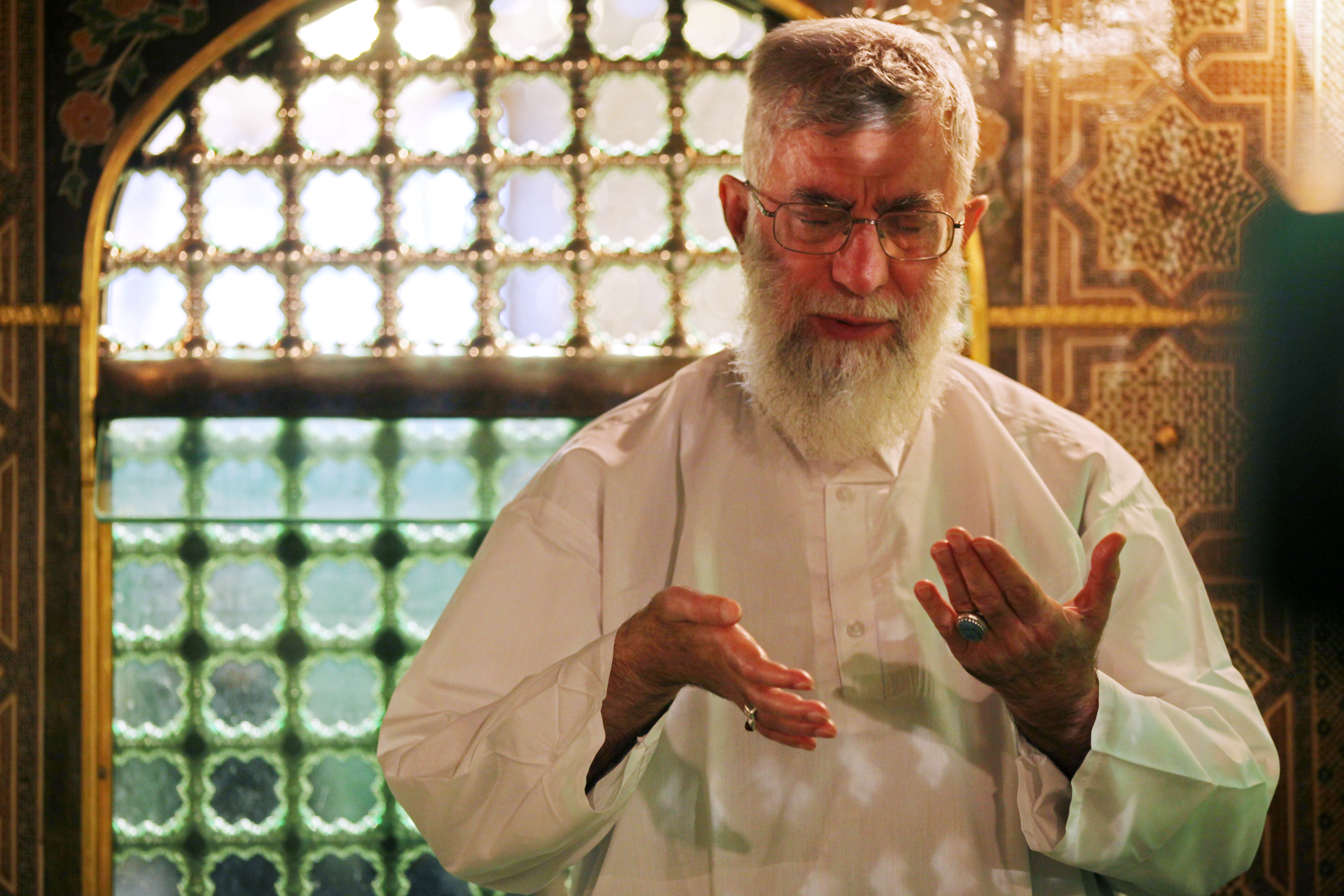 دانلود عکس آیت الله خامنه ای در حالت خواندن دعای دست