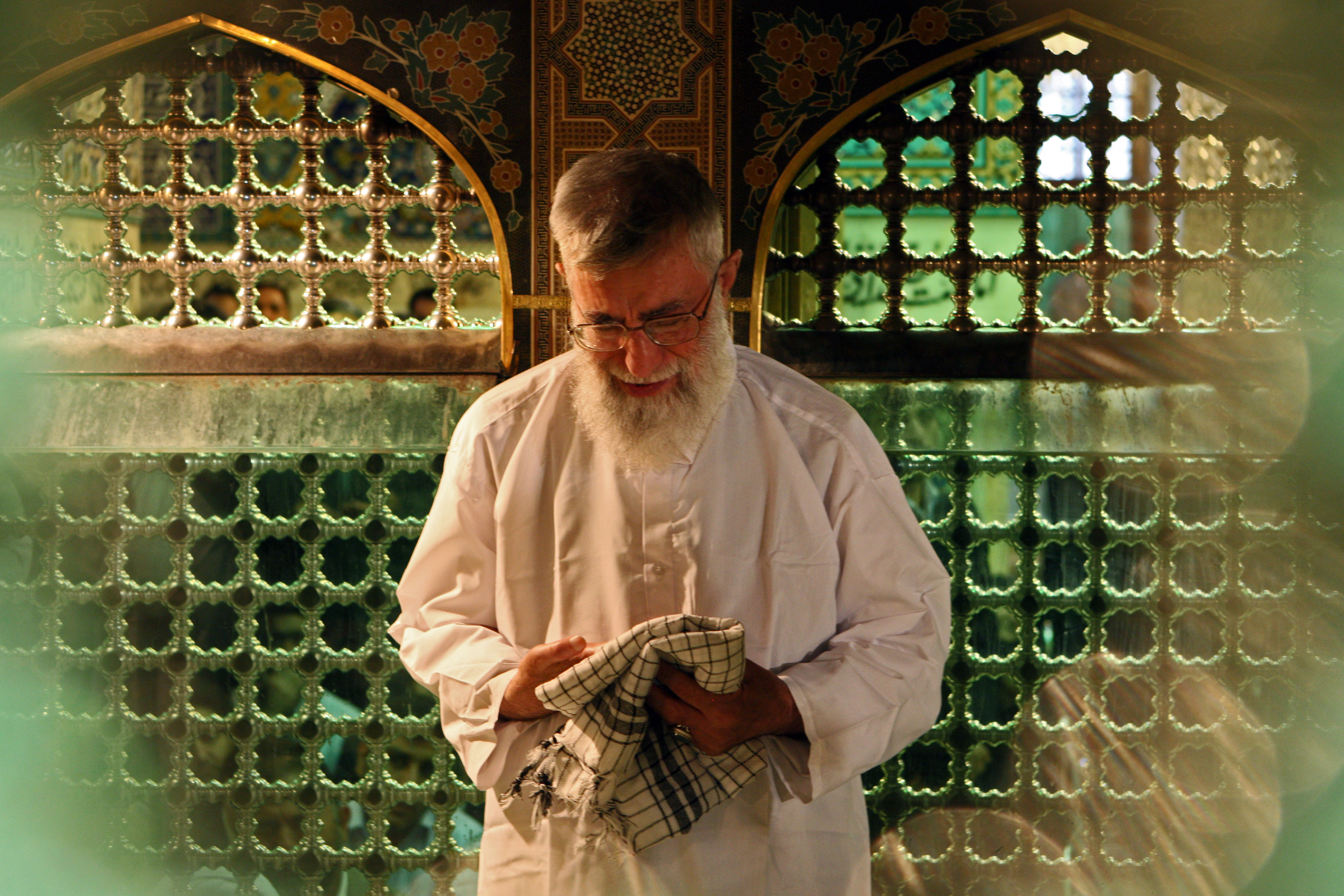 دانلود تصویر رهبری در حرم امام رضا در کنار ضریح