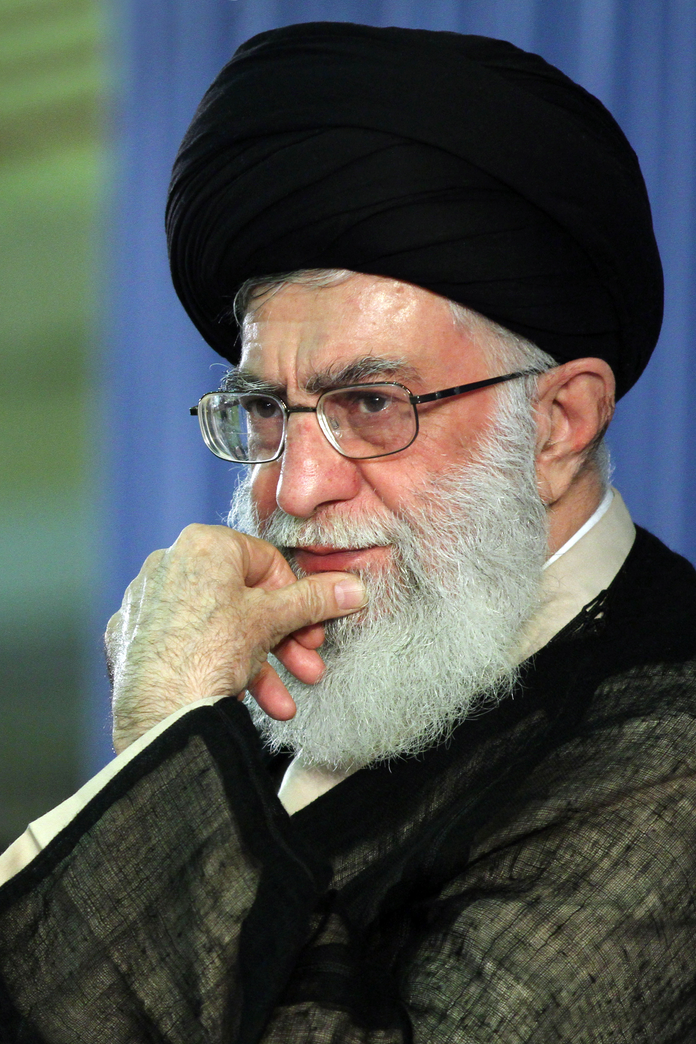 دانلود تصویر آیت الله خامنه ای در حالت فکر کردن