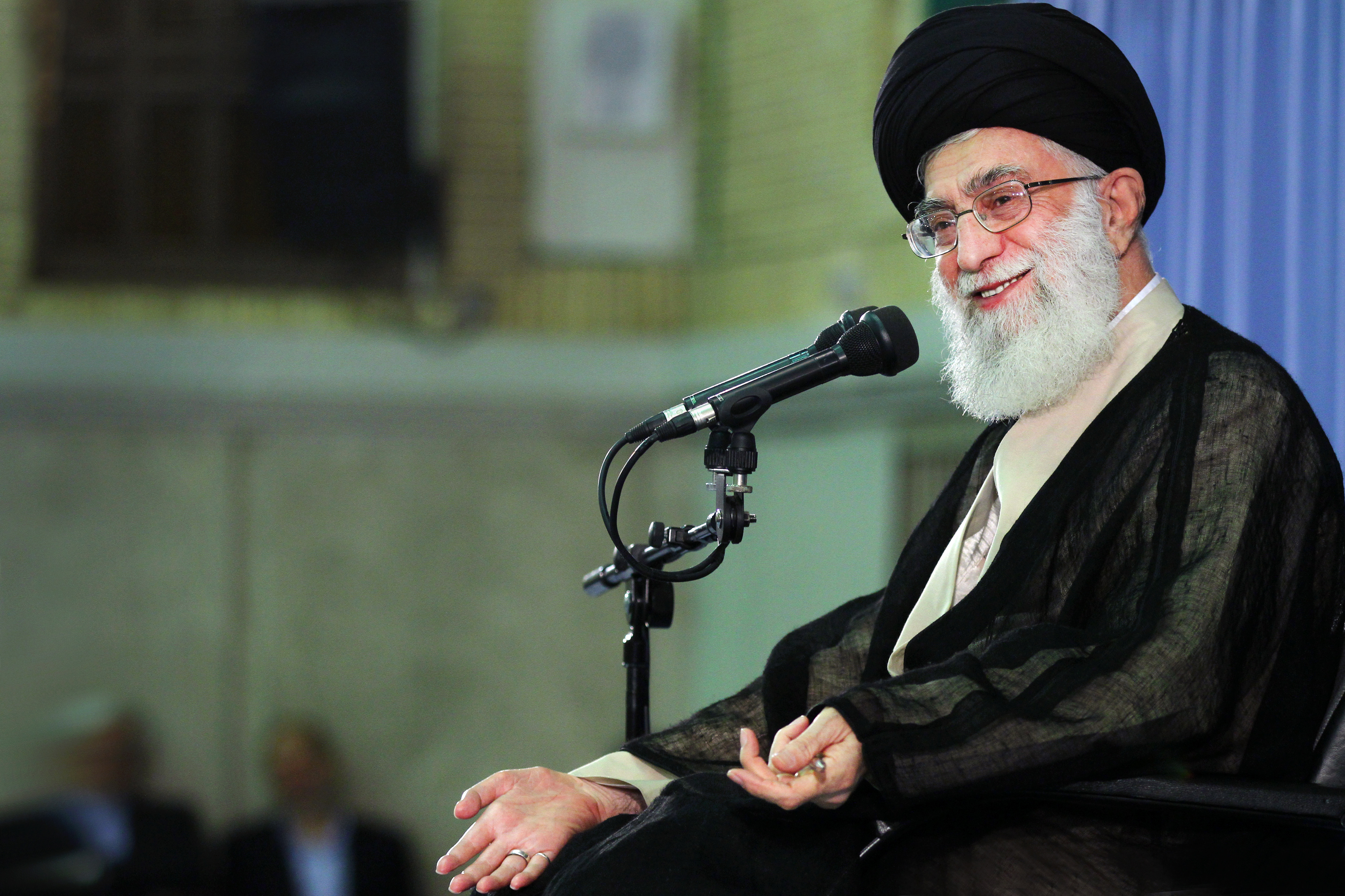 دانلود تصویر خنده آیت الله خامنه ای در حین سخنرانی