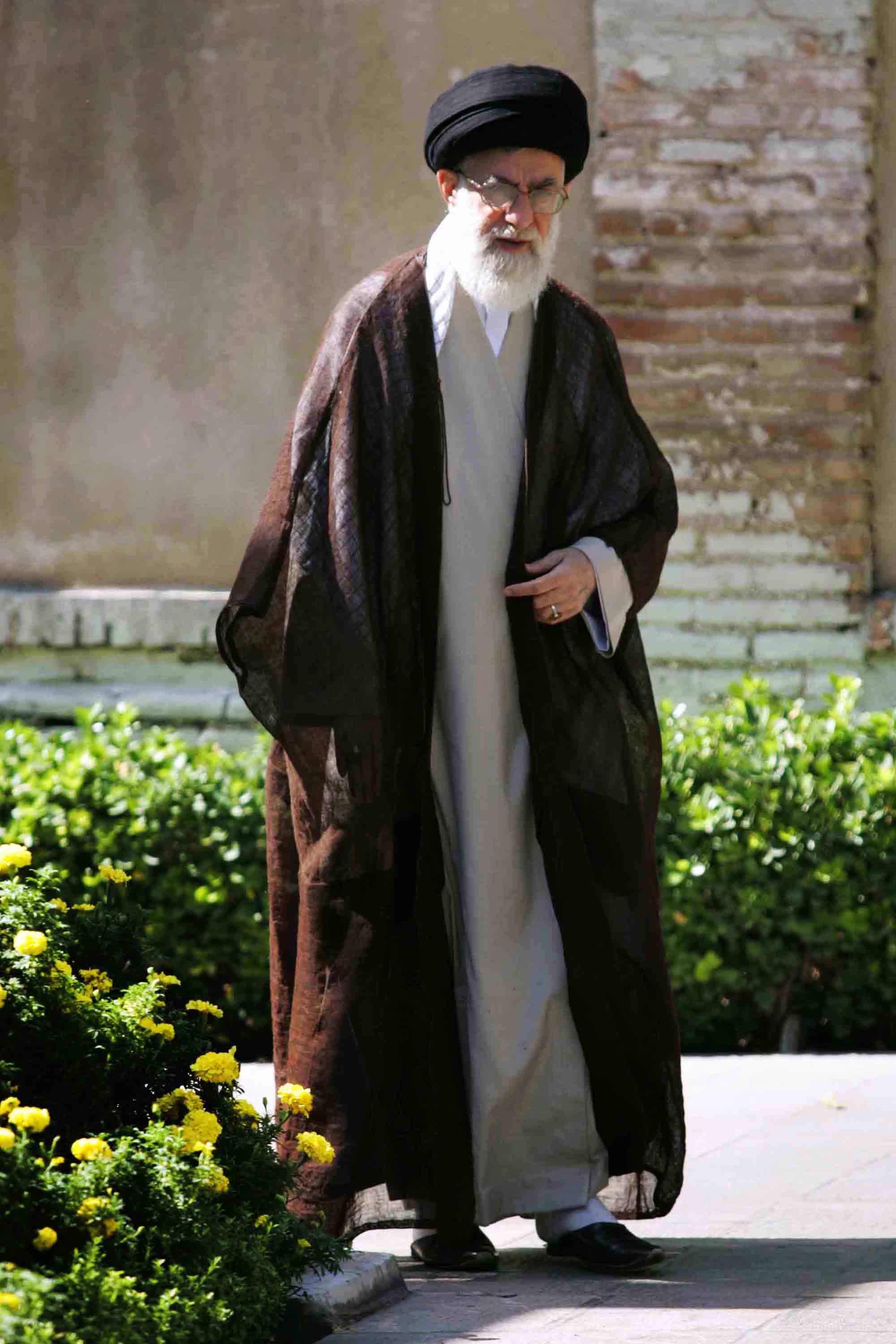 دانلود عکس آیت الله خامنه ای در روز درخت کاری