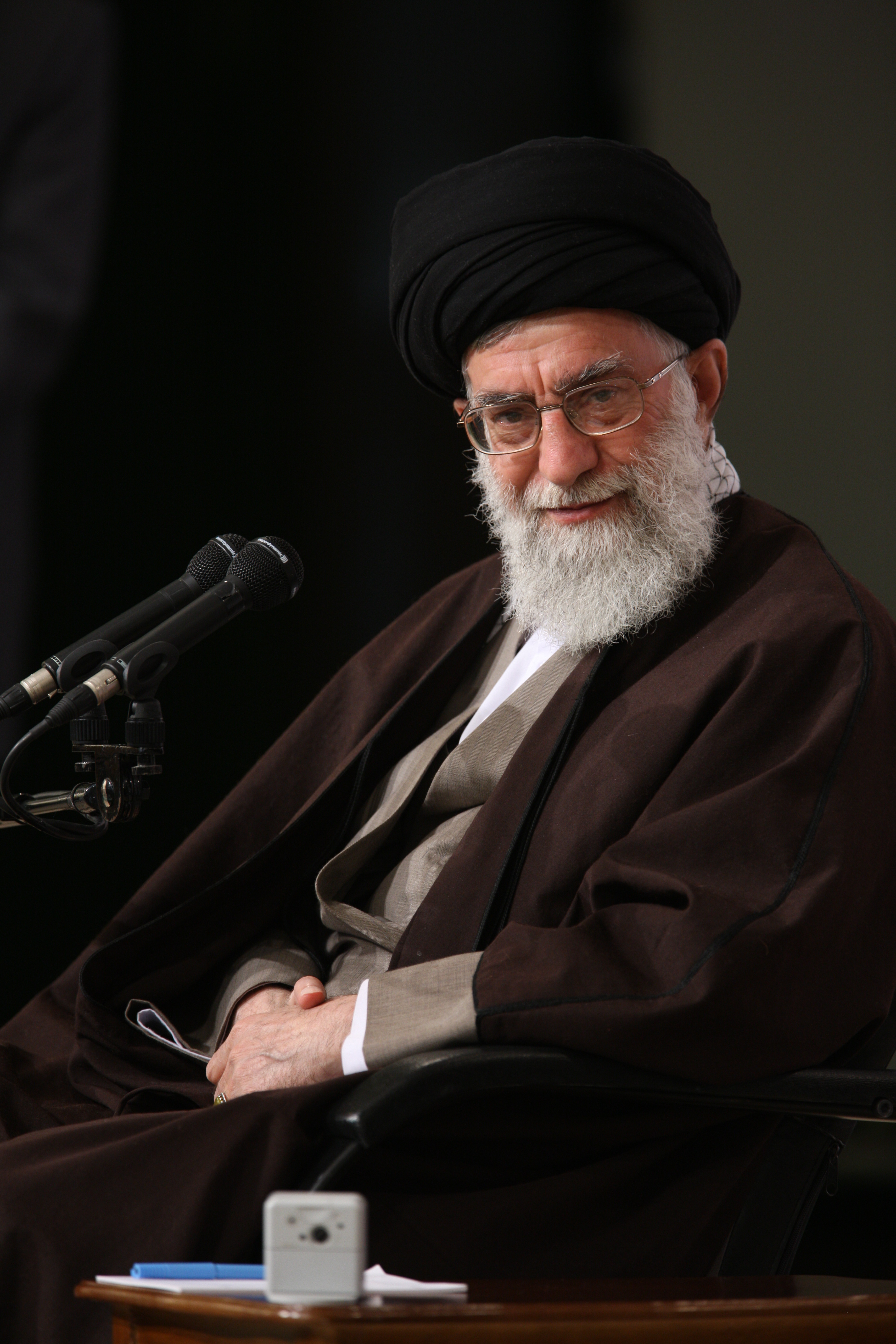 دانلود عکس آیت الله خامنه ای شهید در مجالس سخنرانی از نمای رو به رو