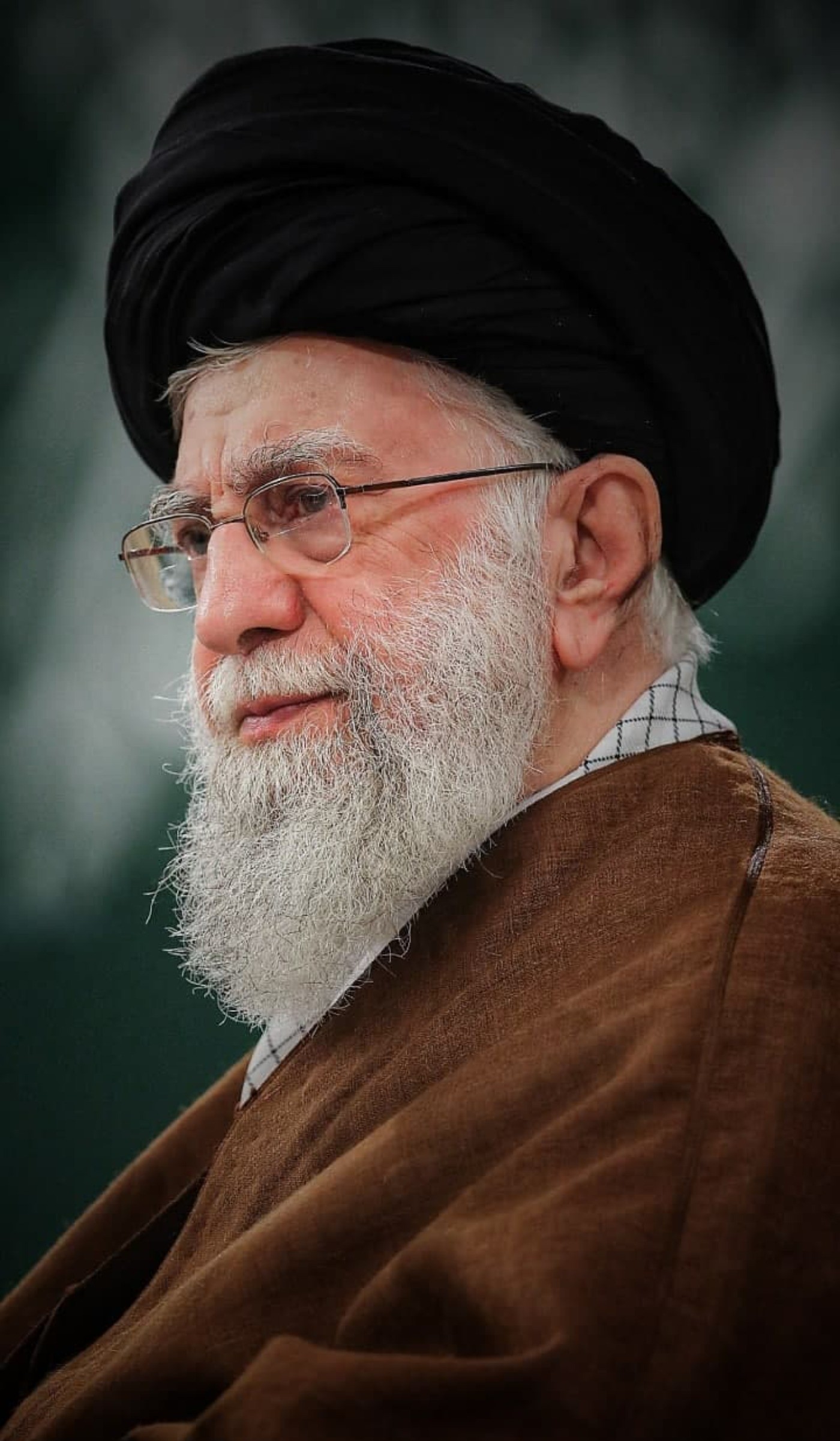 دانلود تصویر آیت الله خامنه ای از زاویه نزدیک