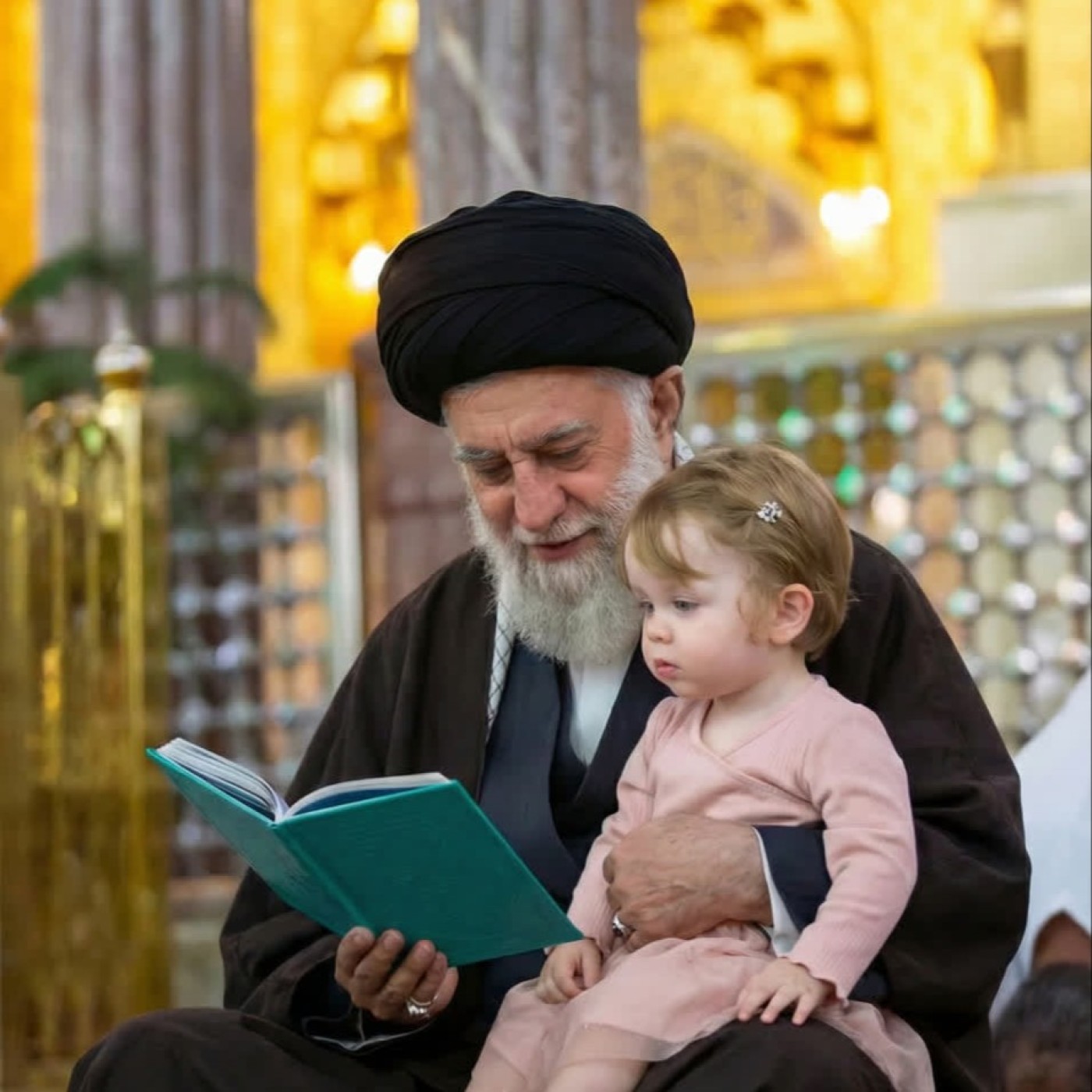 دانلود تصویر شهید خامنه ای با نوه ایشان