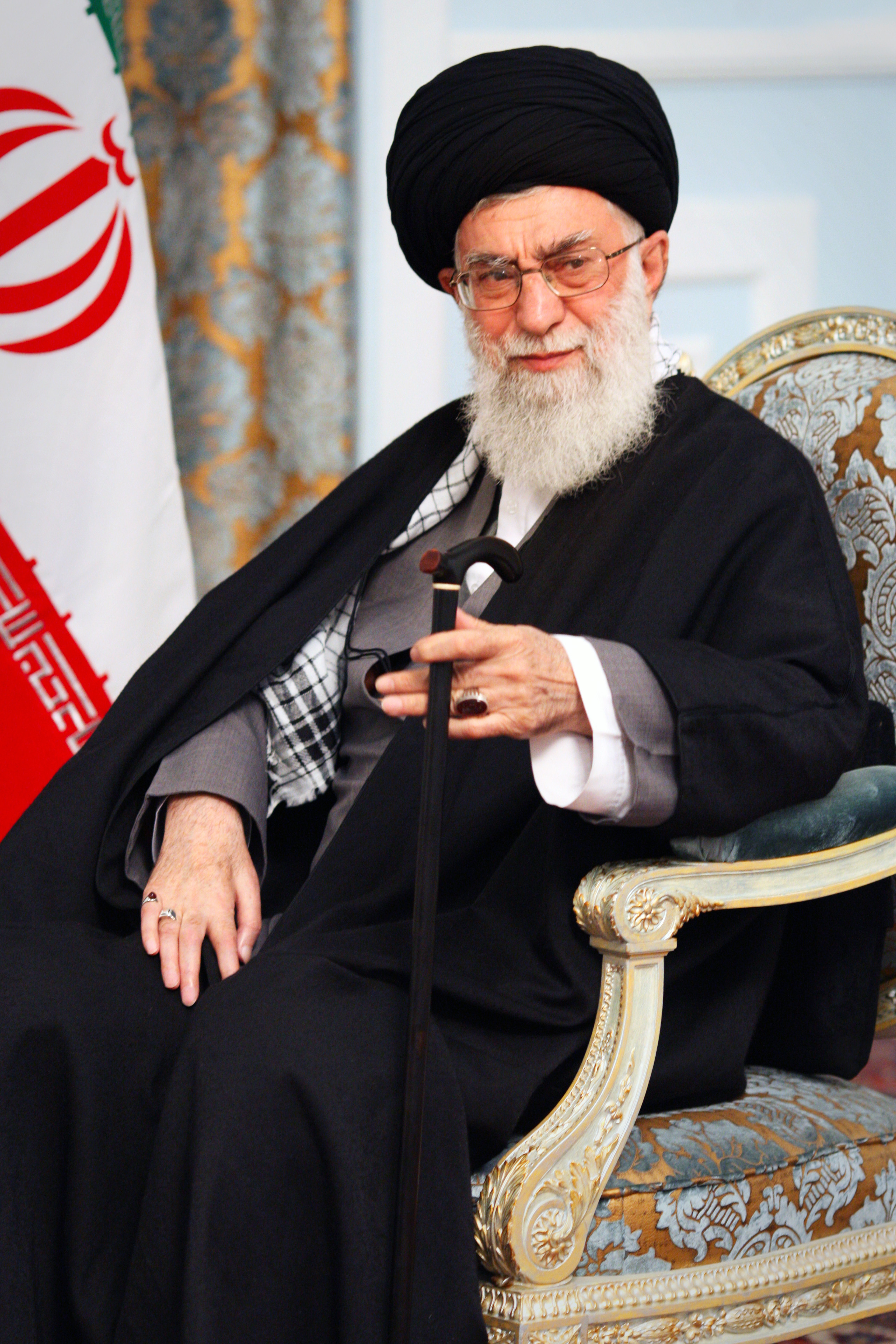 دانلود عکس آیت الله خامنه ای در اوایل انقلاب در حال نماز خواندن