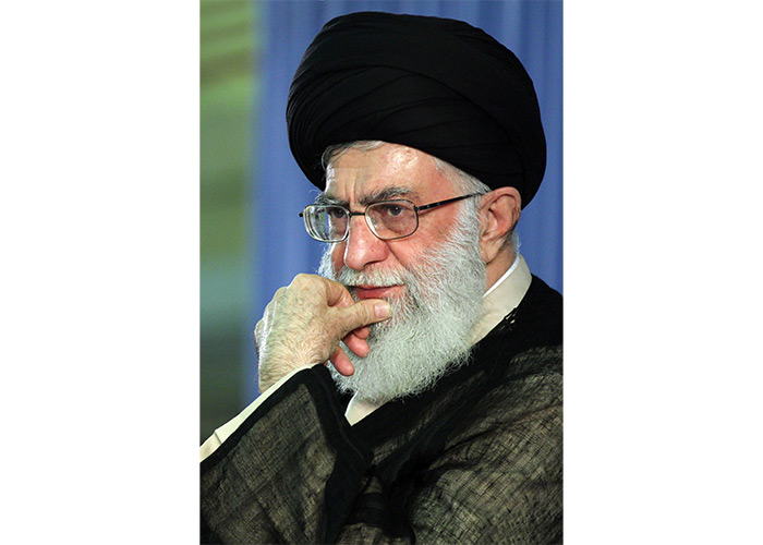 دانلود تصویر آیت الله خامنه ای در حالت فکر کردن