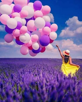 دانلود تصویر استوک بک‌گراند دختر با دسته بادکنک بزرگ