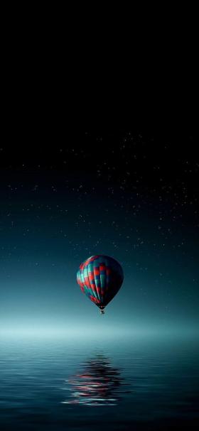 دانلود تصویر استوک بک‌گراند بالون روی دریا برای آیفون 12