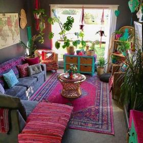 دانلود تصویر استوک دکوراسیون با گلیم های سنتی و گیاه