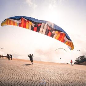 دانلود تصویر استوک پاراگلایدر بزرگ رنگی
