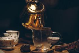 دانلود تصویر استوک فنجان شیشه ای و قوری طلایی با طرح خاص