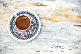 دانلود تصویر استوک فنجان قهوه ترک با طرح آبی