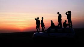 دانلود تصویر استوک گروه بی تی اس با پس زمینه غروب آفتاب
