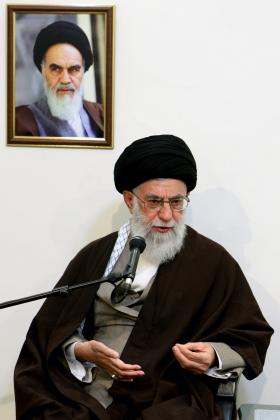 دانلود عکس رهبر انقلاب در حال سخنرانی برای حضار