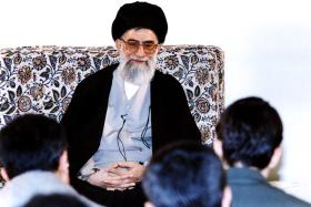 دانلود تصویر رهبر شهید در میانسالی در جلسات نوجوانان