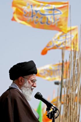 دانلود عکس آیت الله خامنه ای در حال سخنرانی