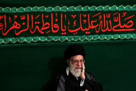 دانلود عکس شهید امام خامنه ای در حالت گریه در حسینیه