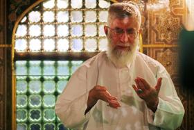 دانلود عکس آیت الله خامنه ای در حالت خواندن دعای دست