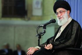 دانلود تصویر خنده آیت الله خامنه ای در حین سخنرانی