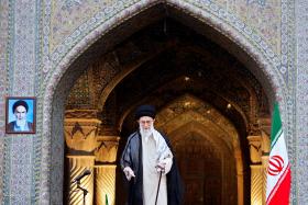 دانلود عکس آیت الله خامنه ای قبل از سخنرانی سال نو